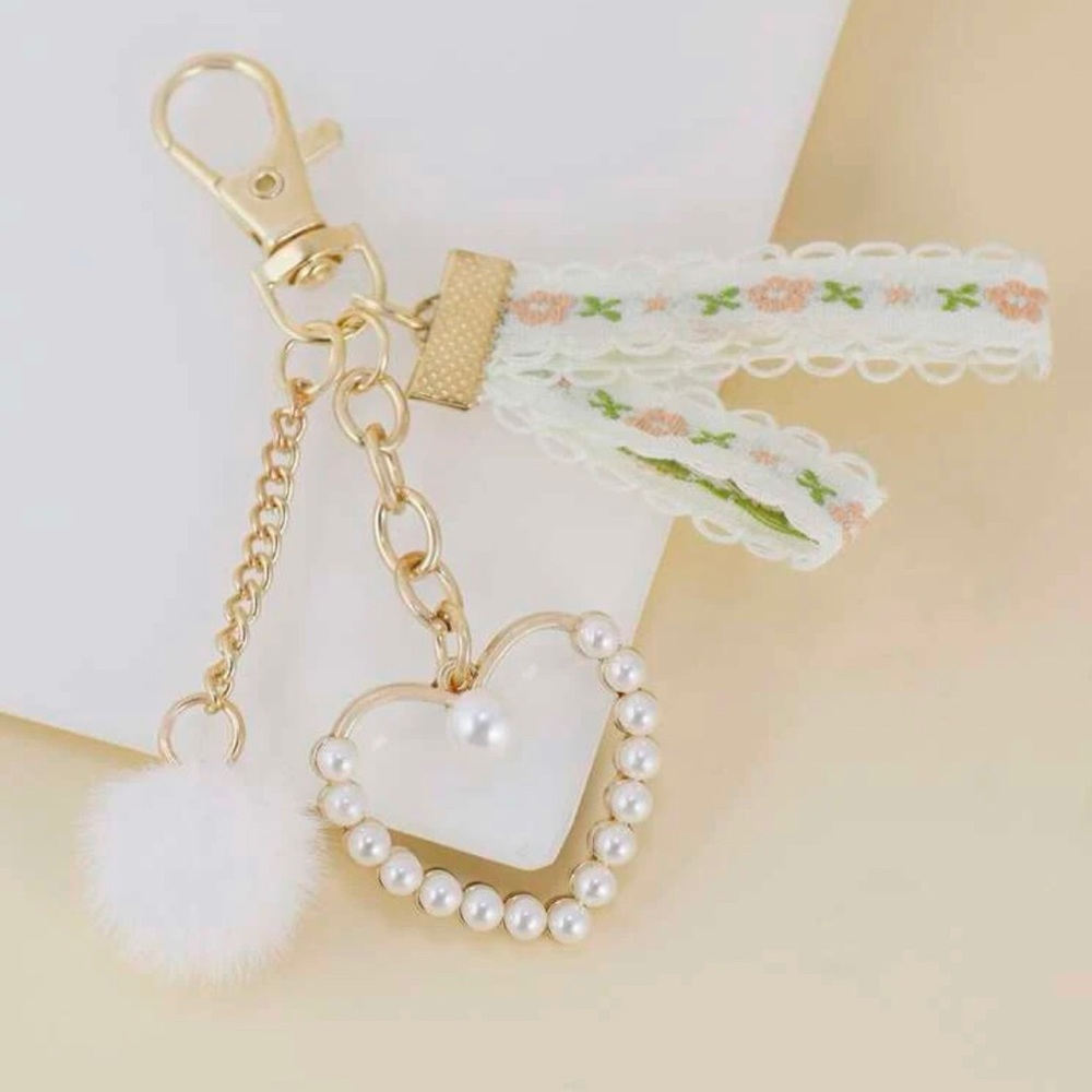 3/20 🔷 Very beautiful Heart and pompon heart keychain